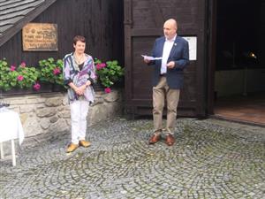 Skladatelův syn Jiří Petr s autorkou výstavy Duňou Panenkovou otvírají expozici o životě a díle Zdeňka Petra, který by se tuto sobotu dožil sta let.
FOTO: DAVID MACHÁČEK