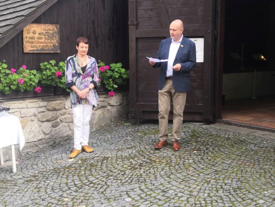 Skladatelův syn Jiří Petr s autorkou výstavy Duňou Panenkovou otvírají expozici o životě a díle Zdeňka Petra, který by se tuto sobotu dožil sta let.
FOTO: DAVID MACHÁČEK