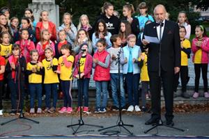 Syn Zdeňka Petra Jiří zahajuje vystoupení zdejších sborů, které přispěly k hudební oslavě nedožitých stých narozenin jeho otce.
FOTO: DAVID MACHÁČEK