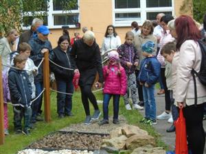 Součástí nové výukové zahrady u ZŠ Floriána Bayera je mimo jiné i hmatový chodník, který si účastníci slavnostního otevření rovnou vyzkoušeli.
FOTO: ZŠ F. BAYERA