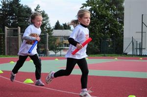 Děti mateřských škol v Minizátopkovi braly souboje vážně, na snímku v čele dívka z vítězné MŠ Krátká stíhaná dívkou z MŠ Francouzská.
FOTO: KRISTINA ČABLOVÁ