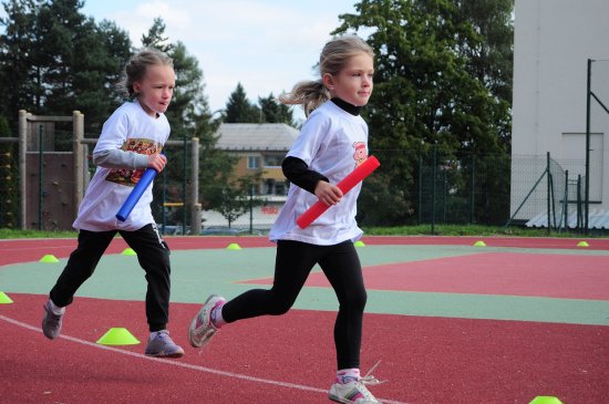 Děti mateřských škol v Minizátopkovi braly souboje vážně, na snímku v čele dívka z vítězné MŠ Krátká stíhaná dívkou z MŠ Francouzská.
FOTO: KRISTINA ČABLOVÁ