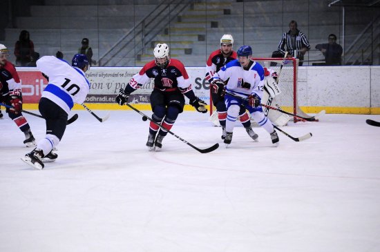 Kopřivničtí hokejisté (v tmavých dresech) na domácím ledě podlehli Valašskému Meziříčí, ve Žďáru nad Sázavou však poprvé v sezoně bodovali.
FOTO: KRISTINA ČABLOVÁ