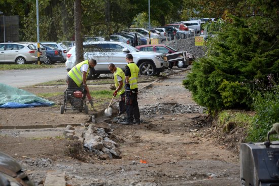 Na ulici I. Šustaly probíhá rekonstrukce plynového potrubí. Na ni naváže celoplošná předlažba chodníků dotčených stavbou.
FOTO: DAVID MACHÁČEK
