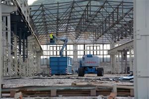 Pracovníci stavební firmy ošetřují skelet někdejší slévárenské haly, která se má proměnit v nové muzeum automobilů. V těchto dnech v sousedství začne i stavba nového depozitáře pro Slovenskou strelu.
FOTO: DAVID MACHÁČEK