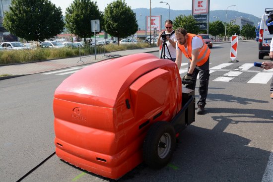 Zařízení, které mohli Kopřivničané v minulých týdnech vidět v ulicích, skrývá mikrovlnnou technologii pro opravu děr na silnicích.
FOTO: DAVID MACHÁČEK