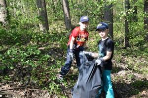 Na konci dubna děti s rodiči z MŠ Lubina uklízeli prostranství v okolí kontejnerového stání u mostu v Lubině, nepořádek se ale brzy objevil znovu.
FOTO: DANA HOĎÁKOVÁ