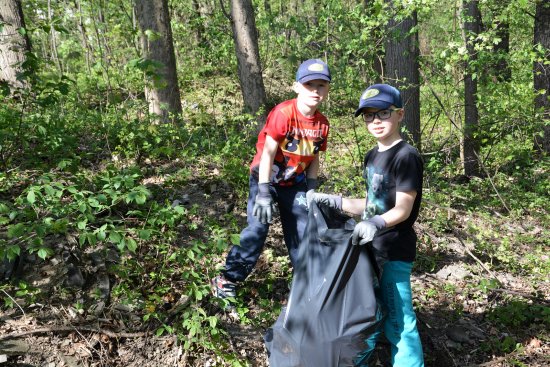 Na konci dubna děti s rodiči z MŠ Lubina uklízeli prostranství v okolí kontejnerového stání u mostu v Lubině, nepořádek se ale brzy objevil znovu.
FOTO: DANA HOĎÁKOVÁ