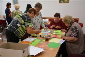 Kreativní dílna přilákala do klubu seniorů ženy, které se učily vyrábět dárkové předměty z papíru.
FOTO: DANA HOĎÁKOVÁ