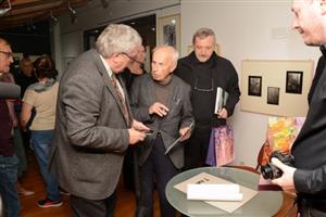 Autor melancholických fotografií Petr Helbich se na vernisáži výstavy, kterou Lašské muzeum oslavuje jeho devadesátiny, bavil s obdivovateli svého díla. 
FOTO: DAVID MACHÁČEK