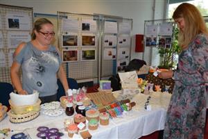 Před týdnem ve středu se na výstavě ve vestibulu radnice prezentovala svými výrobky sociálně terapeutická dílna EFFATHA.
FOTO: DANA HOĎÁKOVÁ