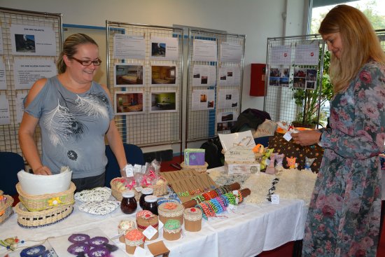 Před týdnem ve středu se na výstavě ve vestibulu radnice prezentovala svými výrobky sociálně terapeutická dílna EFFATHA.
FOTO: DANA HOĎÁKOVÁ