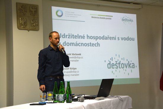 Pracovník Státního fondu životního prostředí ČR Marek Václavek prezentoval na semináři možnosti podpory udržitelného hospodaření s vodou v domácnostech. 
FOTO: DANA HOĎÁKOVÁ