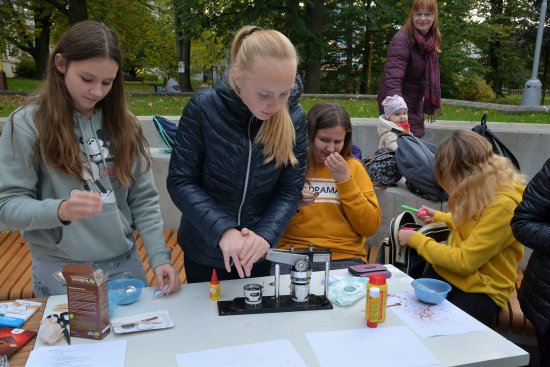 Na happeningu v parku E. Beneše v pátek 11. října si zájemci mohli vyrobit placku s ornamenty z kakaového prášku.
FOTO: DANA HOĎÁKOVÁ