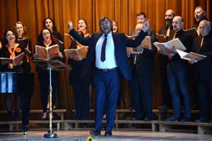 Sbormistr chrámového sboru ze Zašové Petr Borovička na kopřivnické přehlídce zpěváky nejen dirigoval, ale sám zpíval několik sólových partů. 
FOTO: DAVID MACHÁČEK