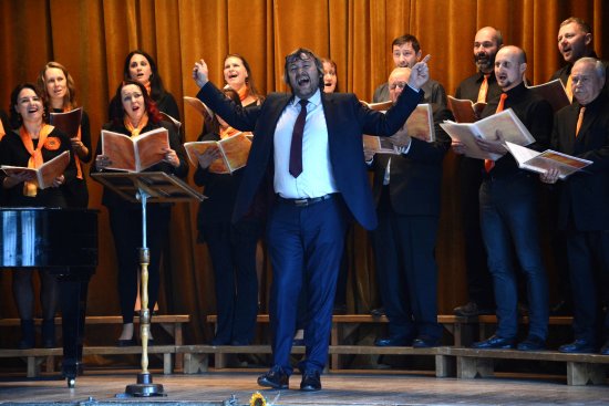 Sbormistr chrámového sboru ze Zašové Petr Borovička na kopřivnické přehlídce zpěváky nejen dirigoval, ale sám zpíval několik sólových partů. 
FOTO: DAVID MACHÁČEK