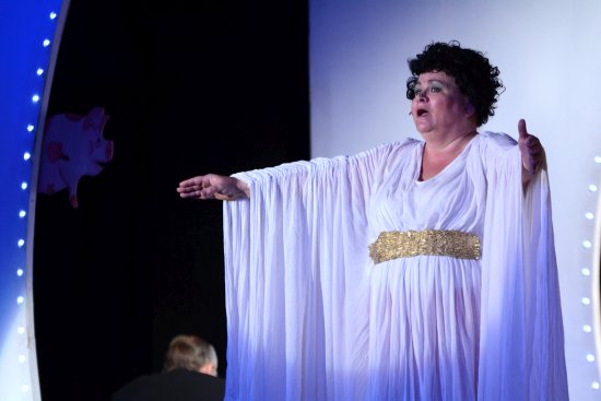 Komedií Koule před týdnem začala nová sezona divadelního předplatného Kulturního domu Kopřivnice. Diváci se bavili výkony Pavly Tomicové a dalších členů souboru Klicperova divadla.
FOTO: DAVID MACHÁČEK