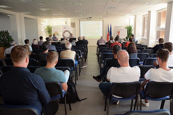 Na veřejné projednání návrhů na zklidnění dopravy na ulicích Sportovní, Pionýrské, Školní a Pod Bílou horou přišly tři desítky občanů. 
FOTO: DAVID MACHÁČEK