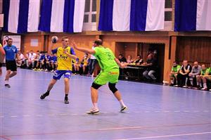 Patrik Fulnek (KH ISMM Kopřivnice, s míčem) hrál v domácím utkání s Maloměřicemi již jako člen české reprezentace.
FOTO: KRISTINA ČABLOVÁ