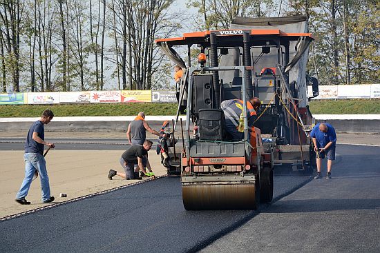 Pro letošní rok se práce na rekonstrukci letního stadionu chýlí ke konci. Stavební firma položila asfaltové povrchy pod budoucími tartanovými drahami.
FOTO: DAVID MACHÁČEK