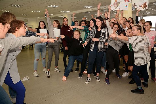 Účastníci workshopu společnosti Post Bellum se do rolí účastníků sametové revoluce v roce 1989 vžili. Dopolední program společně absolvovali vybraní žáci všech kopřivnických základních škol.
FOTO: DAVID MACHÁČEK
