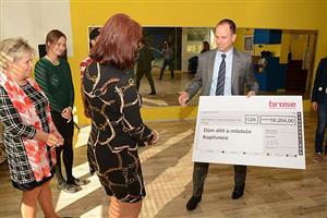 Jednatel společnosti Brose CZ Niclas Pfüller předává symbolický šek s darem na sportovní aktivity svěřenců domu dětí a mládeže. Částku, kterou firma věnovala, určili její zaměstnanci zapojení do programu hubnutí.
FOTO: DAVID MACHÁČEK
