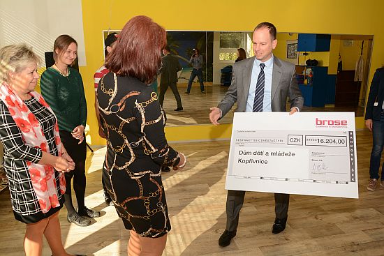 Jednatel společnosti Brose CZ Niclas Pfüller předává symbolický šek s darem na sportovní aktivity svěřenců domu dětí a mládeže. Částku, kterou firma věnovala, určili její zaměstnanci zapojení do programu hubnutí.
FOTO: DAVID MACHÁČEK

