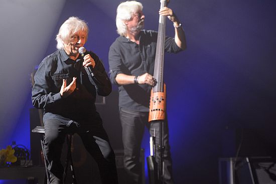 Kopřivnické vystoupení Václav Neckář zahajoval titulní písní ze své nejnovější desky Mezi svými, posluchači se ale dočkali i očekávaných starých hitů. 
FOTO: DAVID MACHÁČEK
