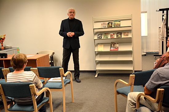 Ladislav Cvíček přednášel v akademické posluchárně kulturního domu o roli studentů v českých dějinách u příležitosti 80. výročí uzavření vysokých škol.
FOTO: DAVID MACHÁČEK
