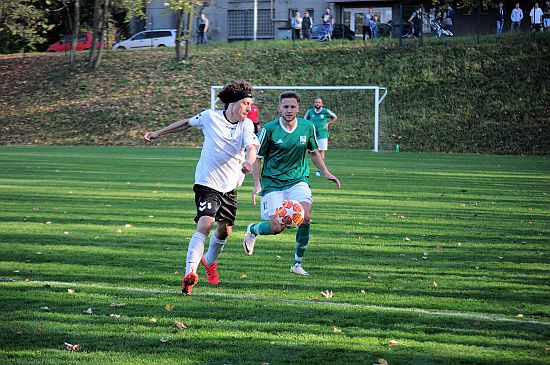 Kopřivničtí fotbalisté doma prohráli s Veřovicemi a přišli o pozici lídra v tabulce I. B třídy sk. D (na snímku vlevo Jan Kalich z FC Kopřivnice).
FOTO: KRISTINA ČABLOVÁ
