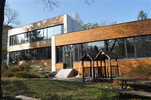 Rekonstrukce budovy Mateřské školy I. Šustaly byla dokončena. Úpravy okolí budou ale provedeny až na jaře příštího roku.
FOTO: DANA HOĎÁKOVÁ