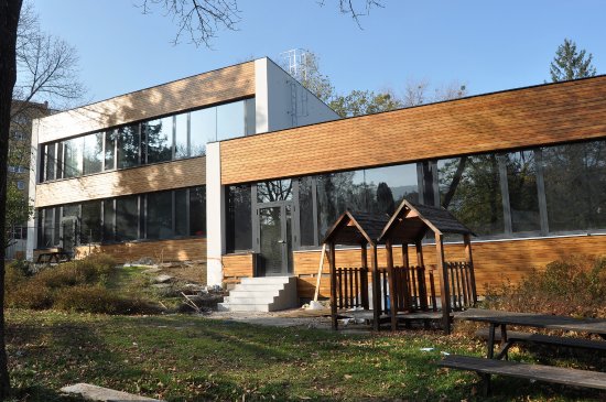 Rekonstrukce budovy Mateřské školy I. Šustaly byla dokončena. Úpravy okolí budou ale provedeny až na jaře příštího roku.
FOTO: DANA HOĎÁKOVÁ