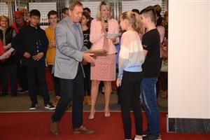 Starosta Miroslav Kopečný v rámci vernisáže výstavy děl k 30. výročí sametové revoluce ocenil nejúspěšnější autory.
FOTO: DAVID MACHÁČEK