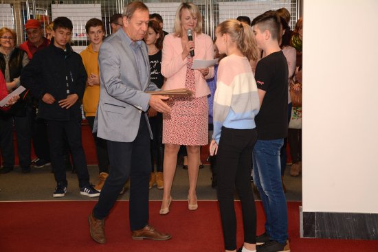 Starosta Miroslav Kopečný v rámci vernisáže výstavy děl k 30. výročí sametové revoluce ocenil nejúspěšnější autory.
FOTO: DAVID MACHÁČEK