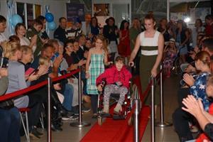 Součástí programu 23. ročníku přehlídky Motýlek byla i charitativní módní přehlídka, jejíž výtěžek bude využit na zaplacení speciálních terapií dětí ze stejnojmenné speciální školy.
FOTO: DAVID MACHÁČEK