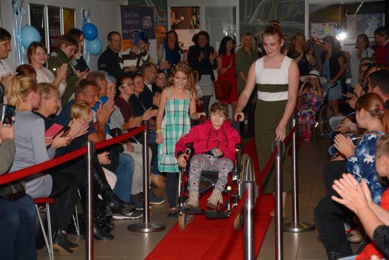 Součástí programu 23. ročníku přehlídky Motýlek byla i charitativní módní přehlídka, jejíž výtěžek bude využit na zaplacení speciálních terapií dětí ze stejnojmenné speciální školy.
FOTO: DAVID MACHÁČEK