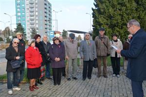 V pondělí 11. listopadu v 11 hodin účastníci pietního aktu vzpomněli na oběti všech válek.
FOTO: DANA HOĎÁKOVÁ