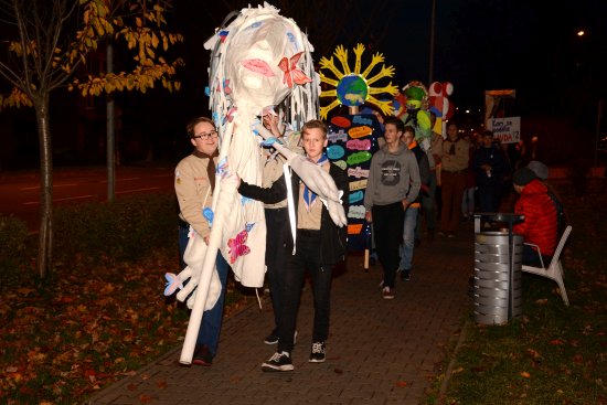 Součástí oslav výročí sametové revoluce byl i lampionový průvod, v jehož čele skauti nesli alegorické loutky vytvořené žáky zdejších základních škol. Na první pozici kráčela loutka Svobody zhotovená ZŠ E. Zátopka.
FOTO: DAVID MACHÁČEK
