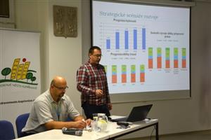 Na veřejném projednávání představil Petr Macejka (vpravo) návrh nového Plánu udržitelné městské mobility Kopřivnice.
FOTO: DANA HOĎÁKOVÁ