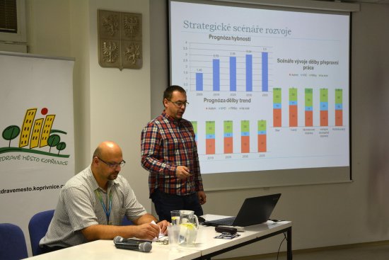 Na veřejném projednávání představil Petr Macejka (vpravo) návrh nového Plánu udržitelné městské mobility Kopřivnice.
FOTO: DANA HOĎÁKOVÁ