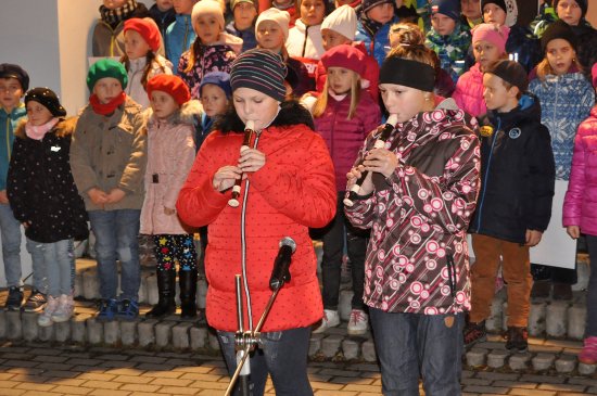 Součástí Kateřinského jarmarku pořádaného ZŠ Lubina bylo tradičně i vystoupení všech tamních žáků.
FOTO: DANA HOĎÁKOVÁ