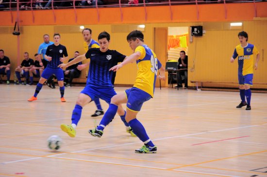 Kopřivnické futsalové derby mělo skvělou atmosféru a nakonec jej ovládli hráči FU (na snímku Pavel Střelec z FU vlevo a Jonáš Holub z Jokeritu).
FOTO: KRISTINA ČABLOVÁ