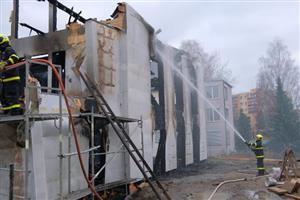 Dohašování rozestavěného domu na ulici České probíhalo ještě v úterý 26. listopadu ráno. Oheň napáchal škodu odhadem za pět milionů korun, dalších dvacet milionů hasiči svým zásahem uchránili.
FOTO: HZS MSK