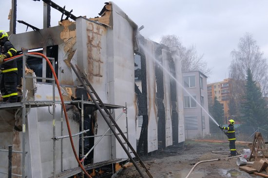 Dohašování rozestavěného domu na ulici České probíhalo ještě v úterý 26. listopadu ráno. Oheň napáchal škodu odhadem za pět milionů korun, dalších dvacet milionů hasiči svým zásahem uchránili.
FOTO: HZS MSK