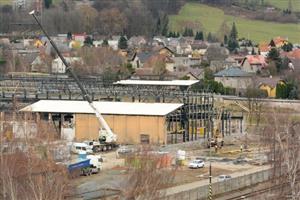 Budoucí automobilové muzeum v minulém týdnu začala pokrývat střecha. Podrobné informace o projektu mohou lidé získat na prezentaci v Ringhofferově vile.
FOTO: DAVID MACHÁČEK