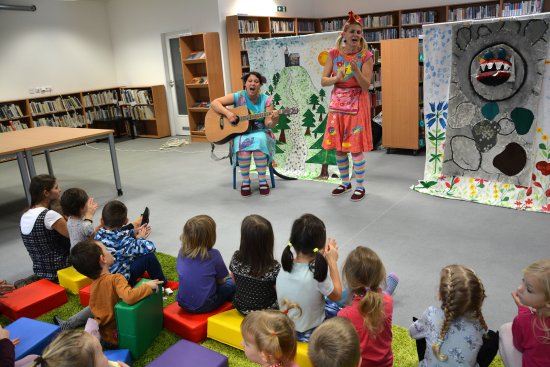 V pobočce městské knihovny v Centru Pětka oslavili Den dětské knihy pohádkovým představením pro nejmenší.
FOTO: DANA HOĎÁKOVÁ