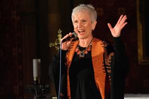 Zpěvačka Irena Budweiserová vystoupila minulou středu v kostele sv. Bartoloměje na sólovém benefičním koncertě s programem složeným především ze spirituálů.  
FOTO: D. MACHÁČEK