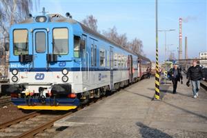 Přímý spěšný vlak pojmenovaný Štramberský expres zkrátí jízdu mezi Kopřivnicí a Ostravou. V jízdním řádu se objevuje už od této neděle. V příštím roce se cestující dočkají i modernizace lokálky do Studénky.
FOTO: DAVID MACHÁČEK