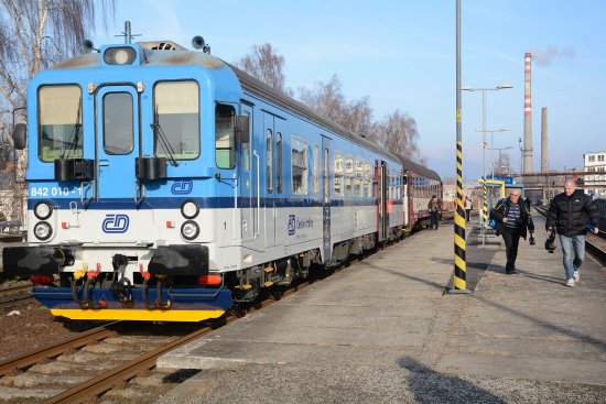 Přímý spěšný vlak pojmenovaný Štramberský expres zkrátí jízdu mezi Kopřivnicí a Ostravou. V jízdním řádu se objevuje už od této neděle. V příštím roce se cestující dočkají i modernizace lokálky do Studénky.
FOTO: DAVID MACHÁČEK