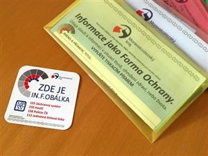 Obálku s nálepkou či magnetkou upozorňující záchranáře, že v lednici najdou důležité informace pro záchranu seniora, je možné si vyzvednout i na kopřivnické radnici. 
FOTO: MSK